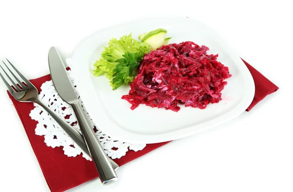 Ensalada de remolacha en plato sobre servilletas aisladas en blanco — Foto de Stock