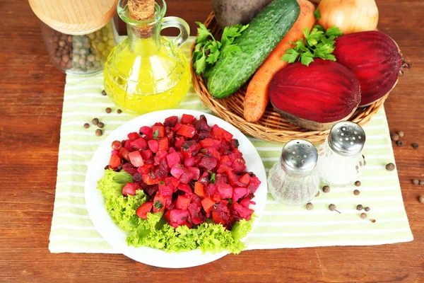 Pancar salatası peçete ahşap masa üzerinde plaka üzerinde — Stok fotoğraf