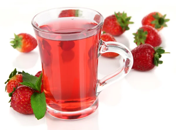 Finom strawberry tea elszigetelt fehér — Stock Fotó