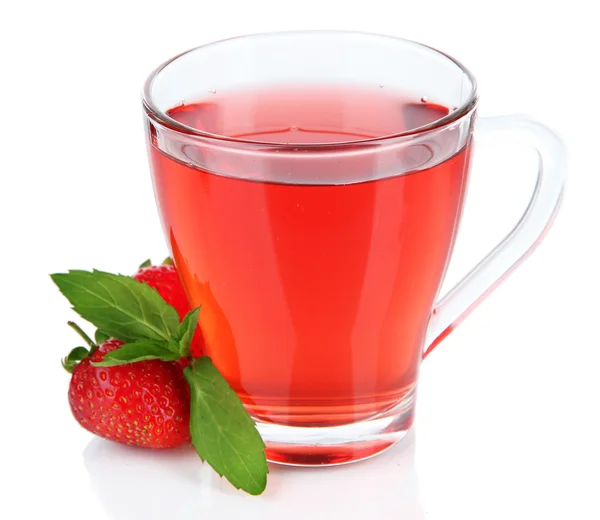 Délicieux thé aux fraises isolé sur blanc — Photo