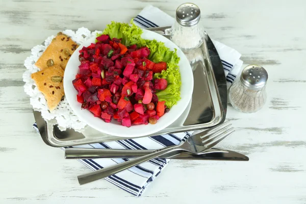 Pancar salatası plakaları üzerinde peçete ahşap masa üzerinde metal tepsi — Stok fotoğraf