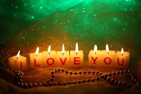 Κεριά με τυπωμένο σήμα ' αγαπώ, σε θάμπωμα φόντου φώτα — Φωτογραφία Αρχείου