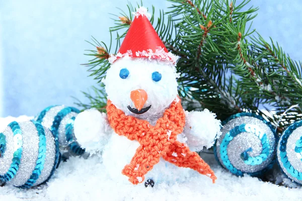 Bellissimo pupazzo di neve e decorazioni natalizie, su sfondo blu — Foto Stock