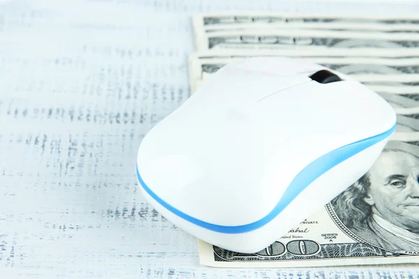 Ahşap zemin üzerinde dolar üzerinde bilgisayar fare — Stok fotoğraf