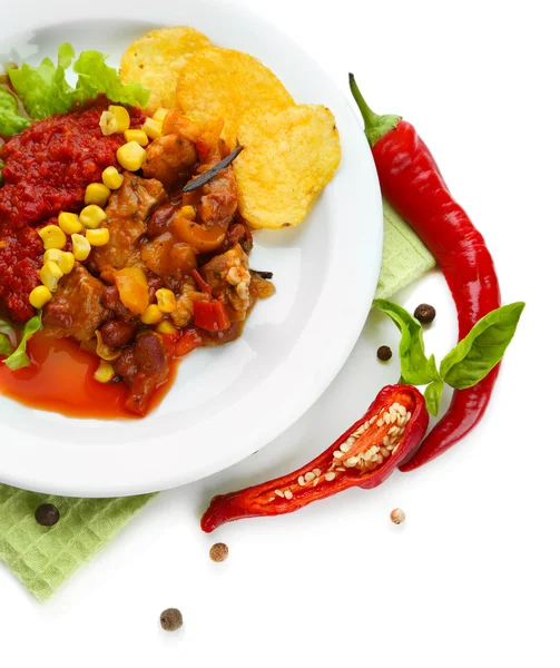 Chili maïs carne - traditionele Mexicaanse gerechten, op witte plaat, op servet, geïsoleerd op wit — Stockfoto