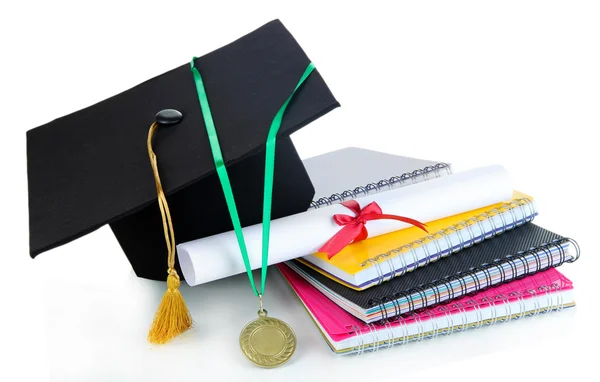 Medalha de realização em educação, diploma, chapéu e cadernos isolados em branco — Fotografia de Stock