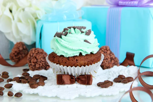 Tasty cupcake with gifts close up — Stock Photo, Image