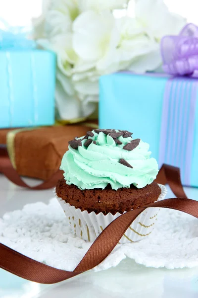 Välsmakande cupcake med gåvor på nära håll — Stockfoto