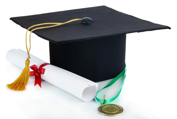 Medalha de realização em educação com diploma e chapéu isolado em branco — Fotografia de Stock