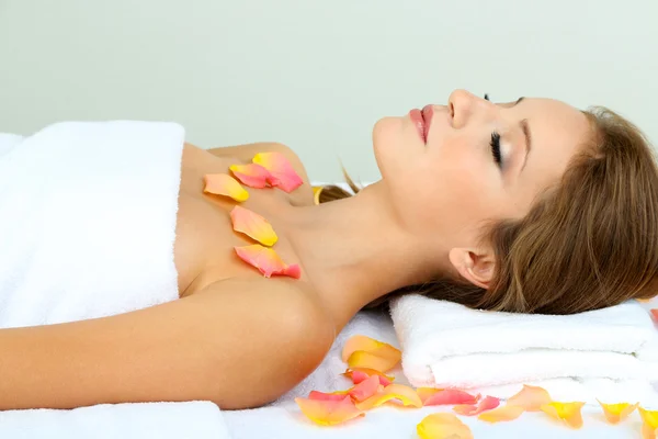 Mooie jonge vrouw op massagetafel in Cosmeticastudio close-up — Stockfoto