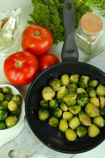 Frische Rosenkohl-Sprossen in der Pfanne mit Gemüse und Gewürzen isoliert auf weiß — Stockfoto
