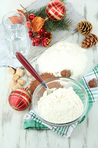 Gotowanie ciasteczka świąteczne na drewnianym stole — Zdjęcie stockowe