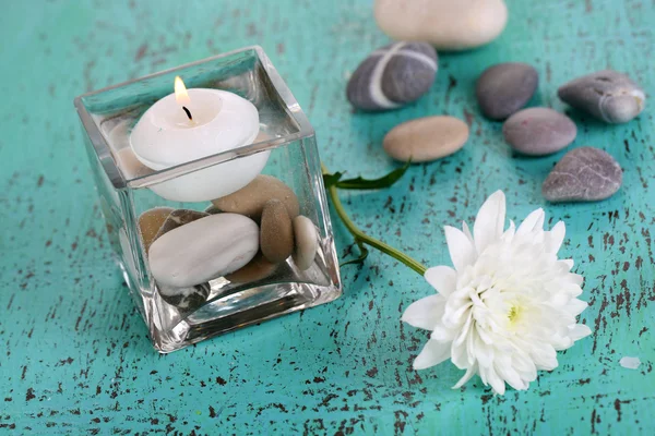 mum, su ve taş ahşap masa yakın çekim üzerinde dekoratif vazo