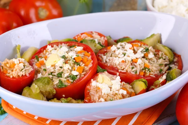 ahşap masa yakın çekim ıslak zeminde dolması domates