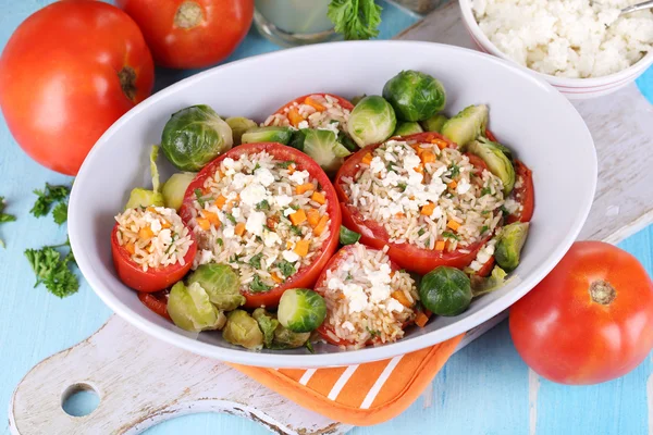 ahşap masa yakın çekim ıslak zeminde dolması domates