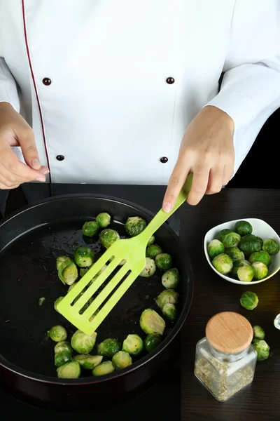 Cook hands cooking Brussels sprouts — Stock Photo, Image