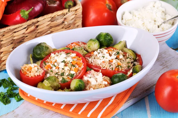 ahşap masa yakın çekim ıslak zeminde dolması domates