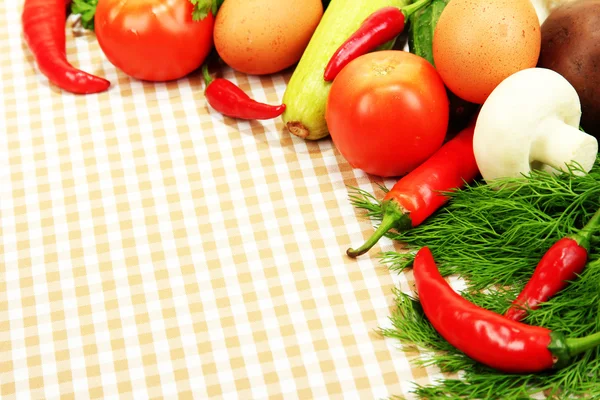 Conceito de cozinha. Legumes no fundo da toalha de mesa — Fotografia de Stock