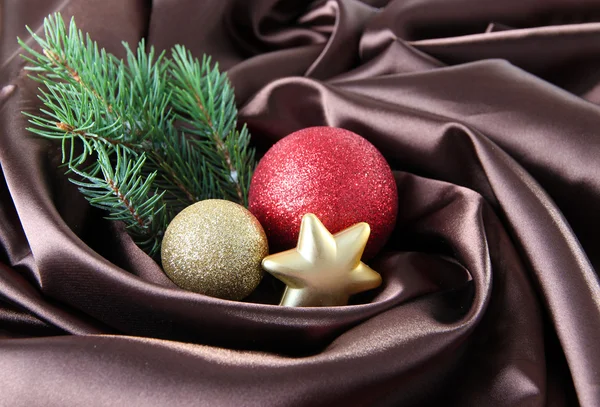 Prachtige kerst decor op bruin satijn doek — Stockfoto