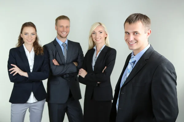 Groep van mensen uit het bedrijfsleven op grijze achtergrond — Stockfoto