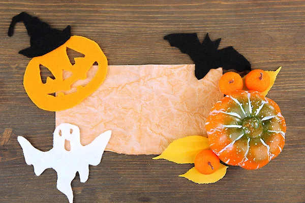 Gri ahşap zemin üzerinde halloween süslemeleri ile eski kağıt — Stok fotoğraf