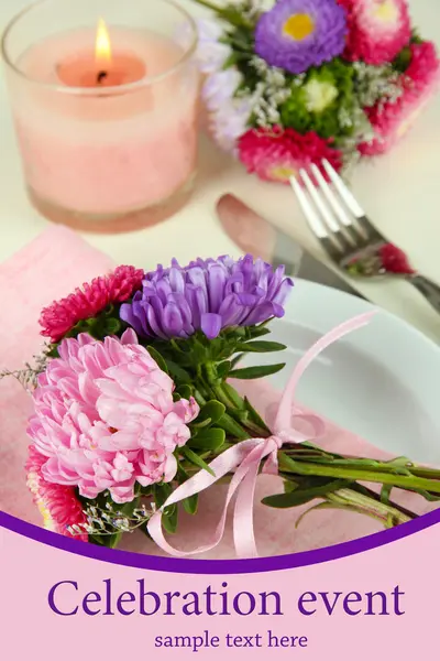 çiçek şenlikli yemek masası ayarı