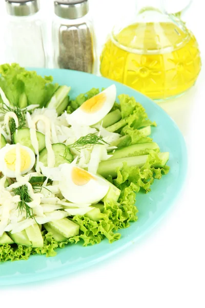 Salada deliciosa com ovos, repolho e pepinos, isolada em branco — Fotografia de Stock