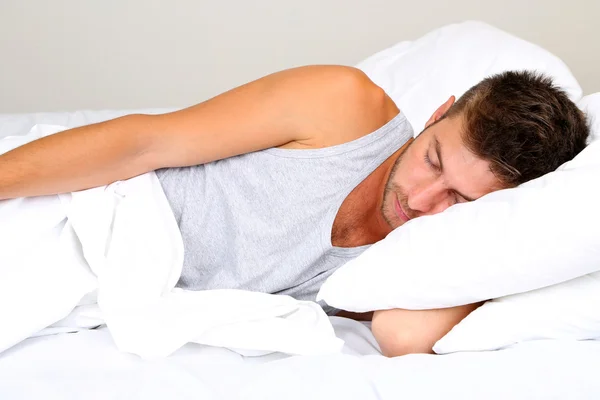 Pemuda tampan di tempat tidur — Stok Foto