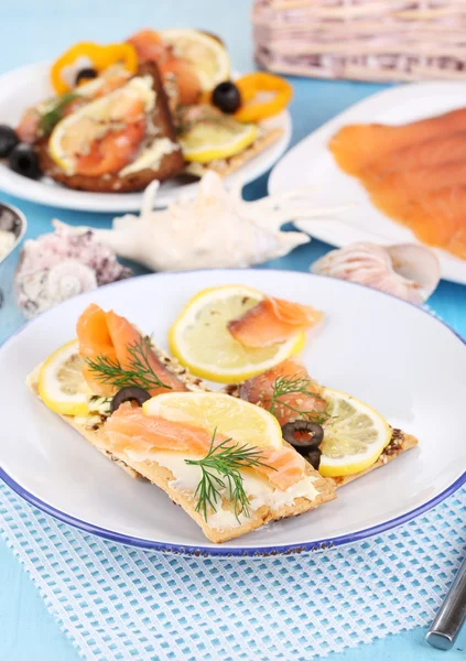 Lachssandwiches auf Teller auf Holztisch in Großaufnahme — Stockfoto