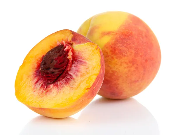 Спелый сладкий персик, изолированный на белом — стоковое фото