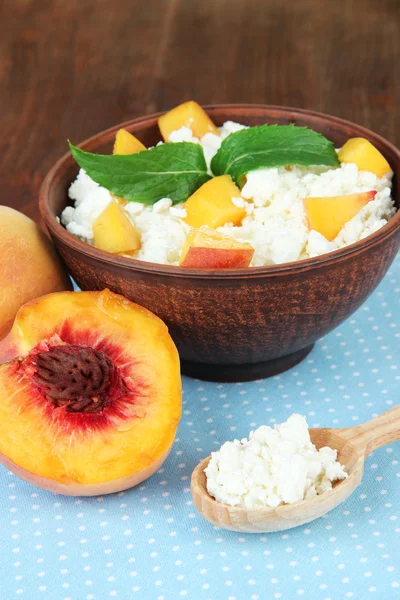 Sour cheese and fresh peaches,on wooden table background — Stock Photo, Image