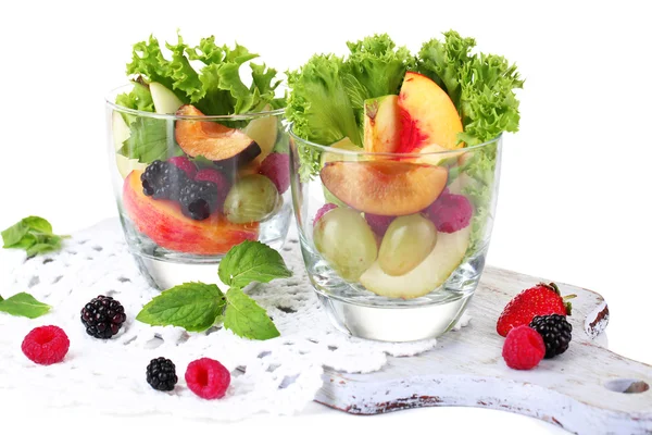 Fruktsallad i glas, isolerad på vit — Stockfoto