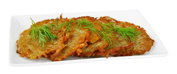 Kartoffelpuffer auf Teller, isoliert auf weißem — Stockfoto