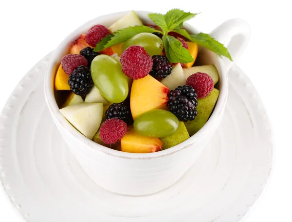 Ensalada de frutas en taza aislada en blanco — Foto de Stock