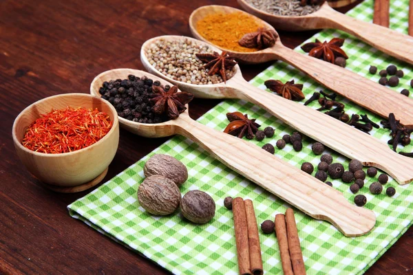 Olika kryddor och örter på bordet på nära håll — Stockfoto