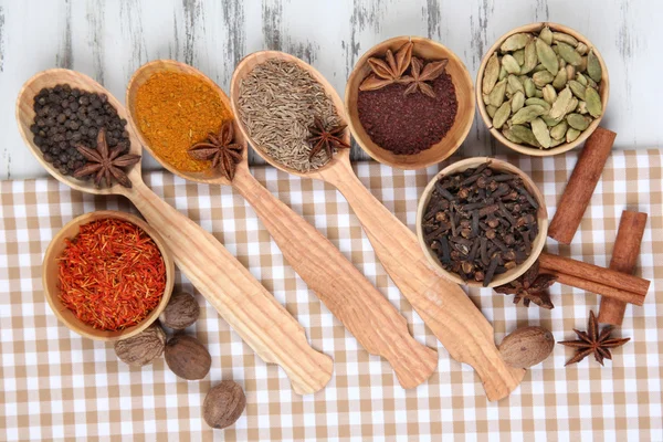 Verschiedene Gewürze und Kräuter auf dem Tisch aus nächster Nähe — Stockfoto