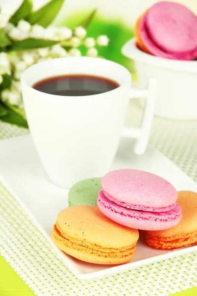 Coffee and macaroons on table close-up — Stock Photo, Image