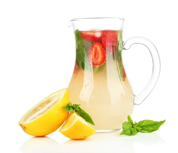 Basil limonade met aardbei, geïsoleerd op wit — Stockfoto