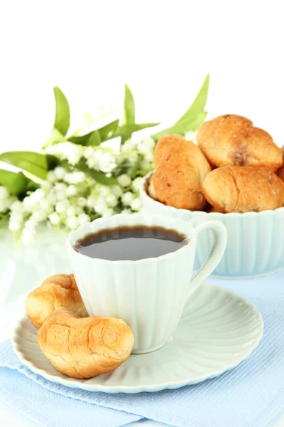 Sabrosos croissants y taza de café en la mesa sobre fondo blanco —  Fotos de Stock