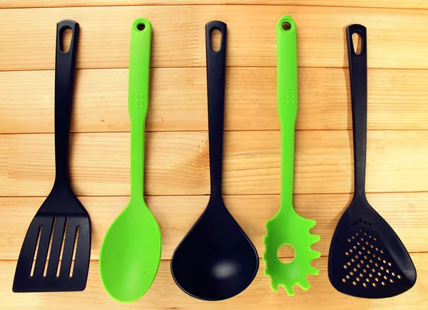 ahşap zemin üzerinde plastik mutfak eşyaları