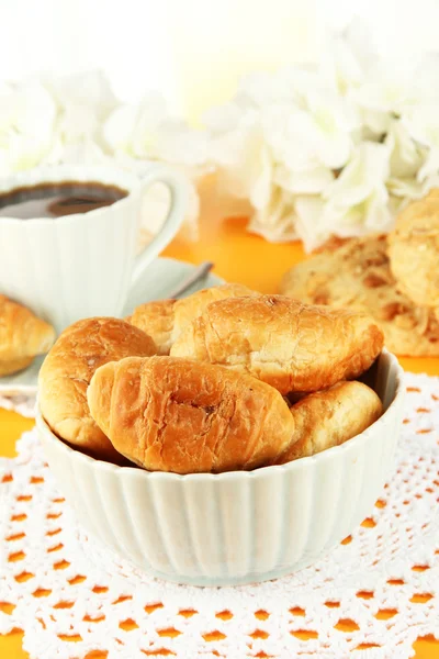 Sabrosos croissants y taza de café en primer plano de la mesa — Foto de Stock