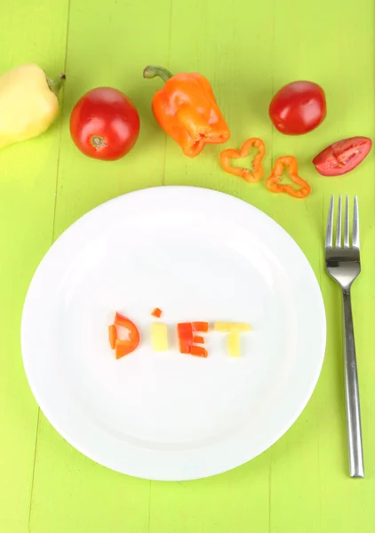 Palavra dieta forrado legumes na placa na mesa de madeira close-up — Fotografia de Stock