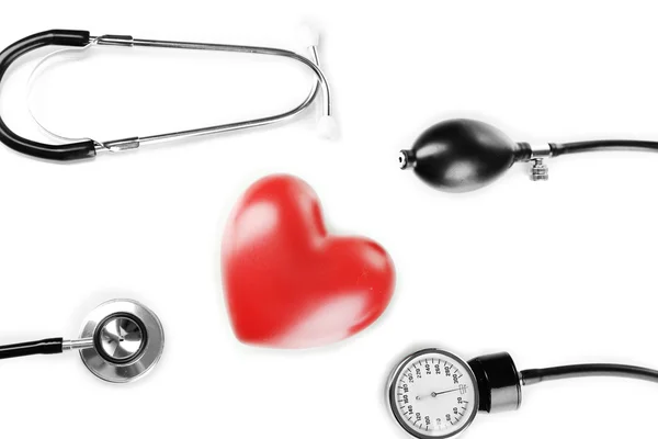 Tonometer, stetoskop ve üzerinde beyaz izole kalp — Stok fotoğraf