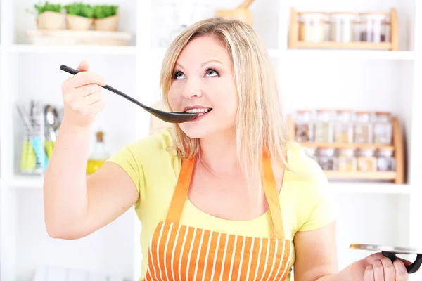Щаслива усміхнена жінка на кухні готується до здорового харчування — стокове фото