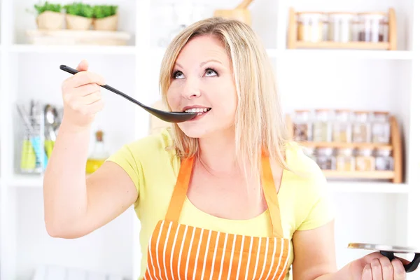 Happy smiling woman in kitchen preparing for healthy meal — Stock Photo, Image