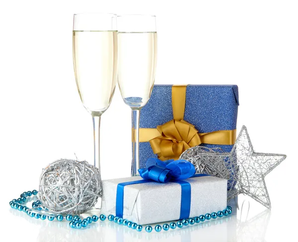 Bicchieri di champagne con scatole regalo isolate su bianco — Foto Stock