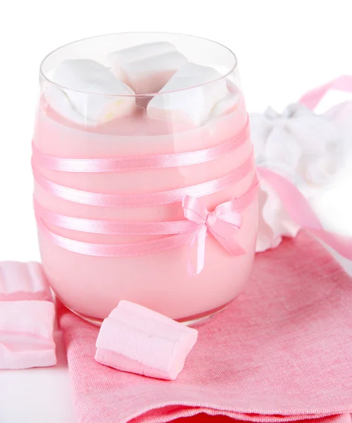 Läckra yoghurt med marshmallows, isolerad på vit — Stockfoto