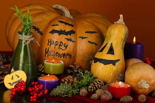 Composição para Halloween com abóboras e velas no fundo laranja — Fotografia de Stock