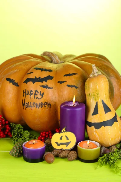 Composición para Halloween con calabazas y velas de primer plano —  Fotos de Stock