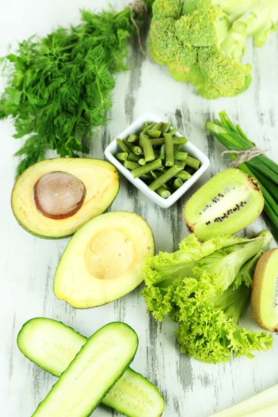 新鲜的绿色蔬菜、 木制背景上 — 图库照片